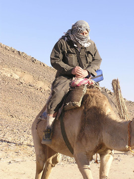 騎駱駝3歲的祖父旅游；Sahara；埃及；非洲