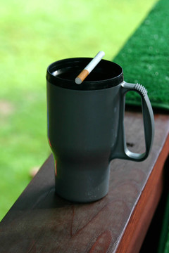 咖啡杯和香煙