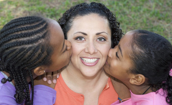 孩子的Kissing Mom