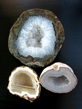 在黑色背景上的Geodes