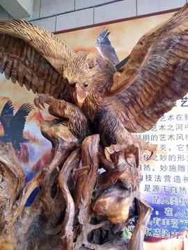 根雕雄鷹