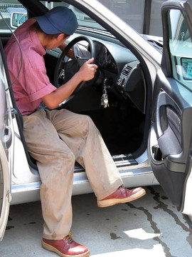 男孩清潔汽車
