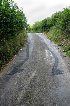 車道剎車痕跡