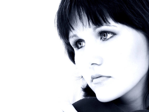 美麗的年輕女人在藍(lán)色的色調(diào)