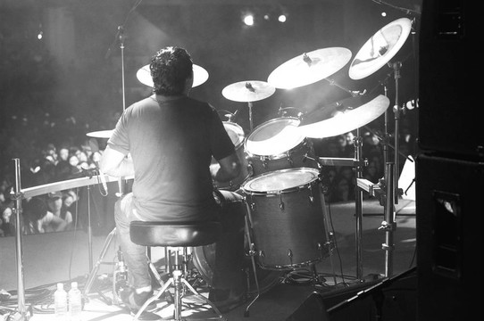 黑色和白色的鼓手