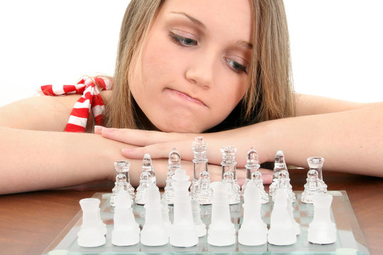 年輕的少女看國際象棋盤