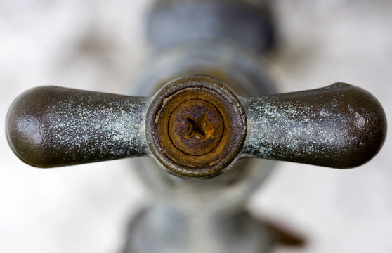老Rusty Faucet