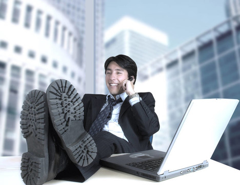 商務(wù)男子在他的辦公室里的電話