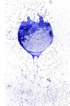 藍(lán)色的葡萄酒杯