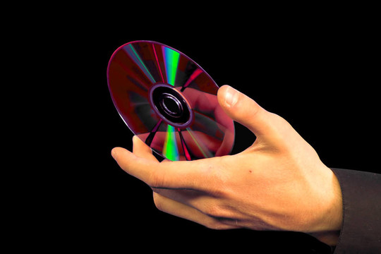 手上拿著CD