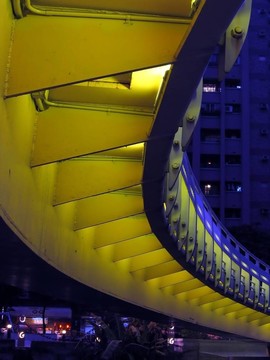 從下面到橋