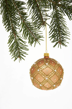 在prunkvoll verzierte weihnachtskugel麻省理工tannenzwei