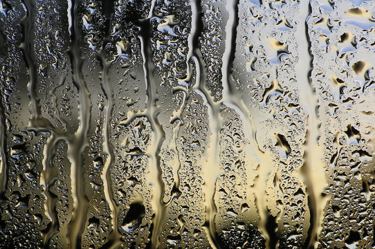 水在玻璃