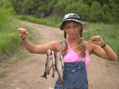女孩去釣魚