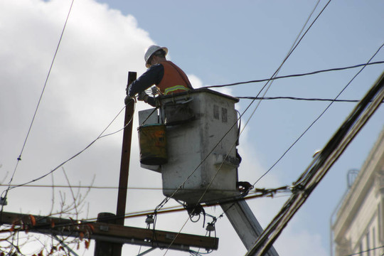 電梯上的電氣工人