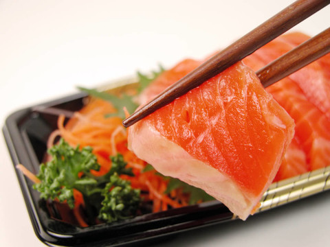 生魚片和筷子