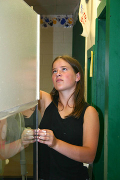 女孩Cleaning Glass