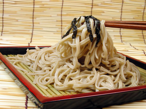 蕎麥面和筷子