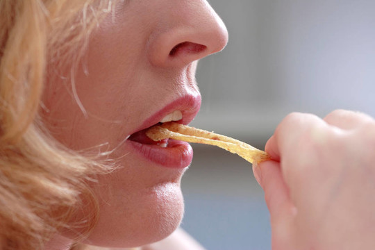 女人吃零食
