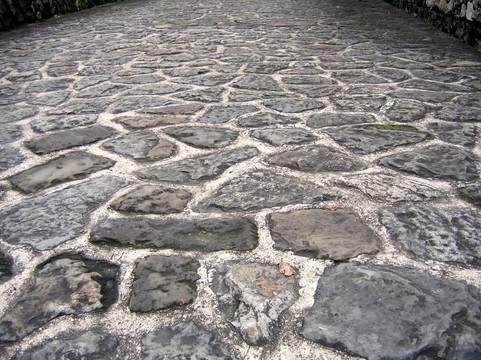 天然的石頭路