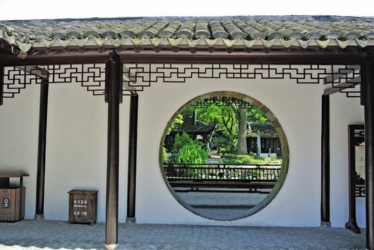中式園林 月亮門 青瓦圍墻