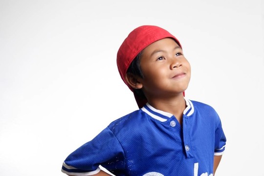 快樂的孩子抬頭