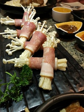 燒烤美食金針菇培根卷