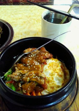 雞扒石鍋拌飯?zhí)撞? style=