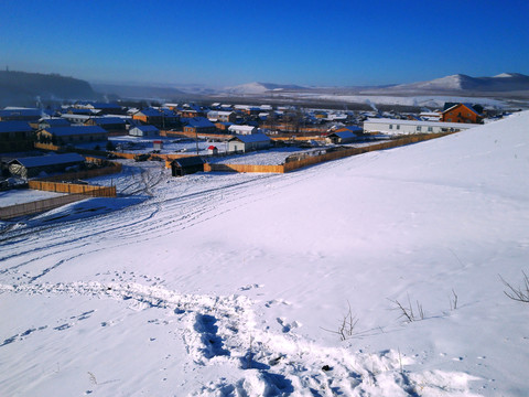 積雪中的山村
