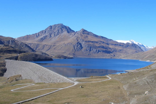 塞尼山湖