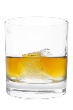 孤立的威士忌酒杯