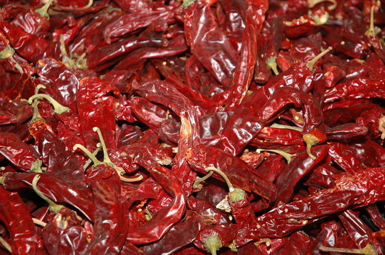 干燥的藥草和香料在戶外市場(chǎng)；阿卡；以色列