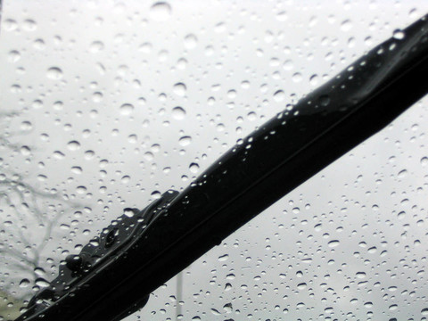 擋風(fēng)玻璃上的雨刷