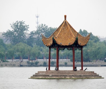 龍亭公園 湖心亭