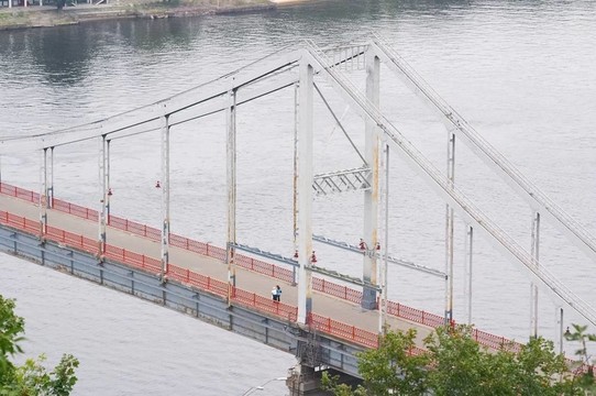 在Dnepr的步行橋