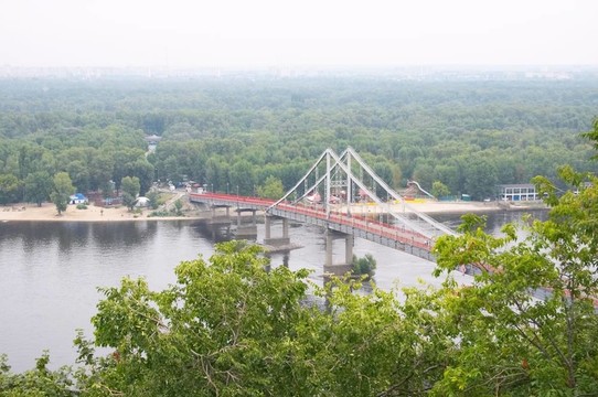 在Dnepr的步行橋