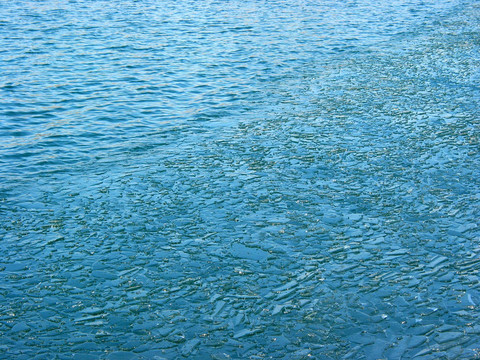 藍色水和冰