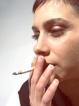 女人臉上的香煙