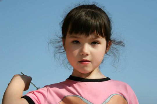 可愛的女孩戶外