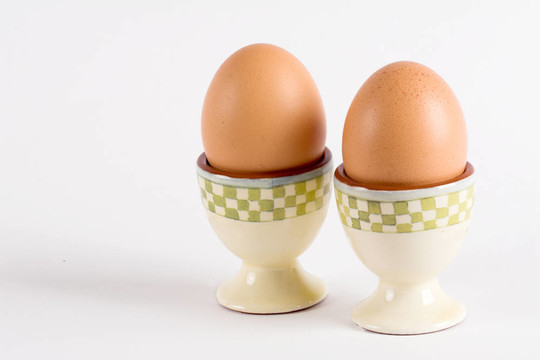 在eggcups兩個雞蛋