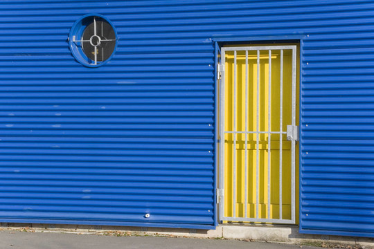 bluewall；yellowdoor
