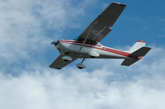 輕型飛機(jī)