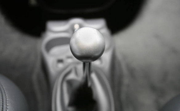 銀色轎車(chē)齒輪級(jí)