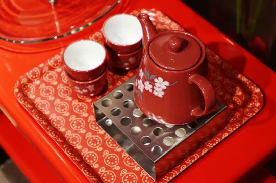 一套紅色的茶具