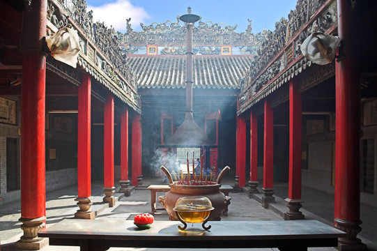 寺煙霧彌漫