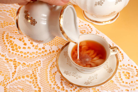 茶和牛奶