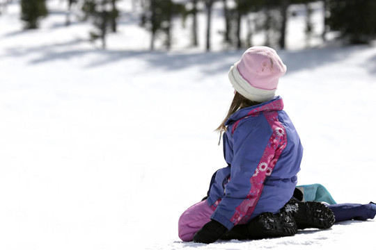 女孩在雪中