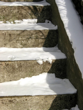 雪在樓梯上