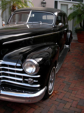黑色經(jīng)典車