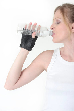 婦女飲用瓶裝水
